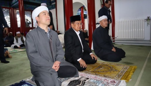 Video: Wapres Kalla Sholat Jumat di Masjid Dongzhimen